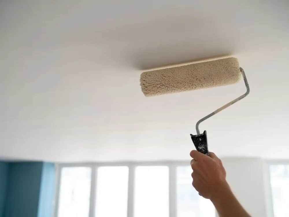 Malowanie ścian wałkiem bez smug: poradnik krok po kroku