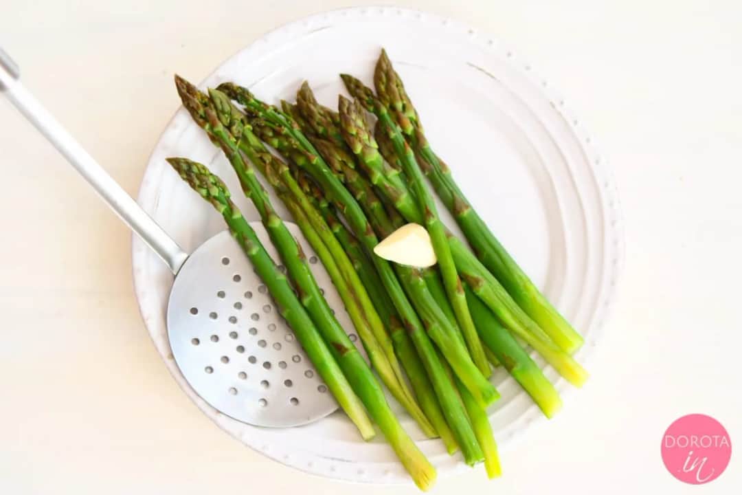 Jak gotować szparagi w garnku? Proste sposoby krok po kroku
